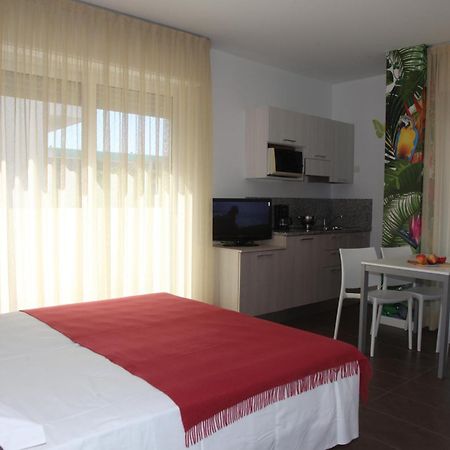 Hotel Luciana Бибионе Екстериор снимка