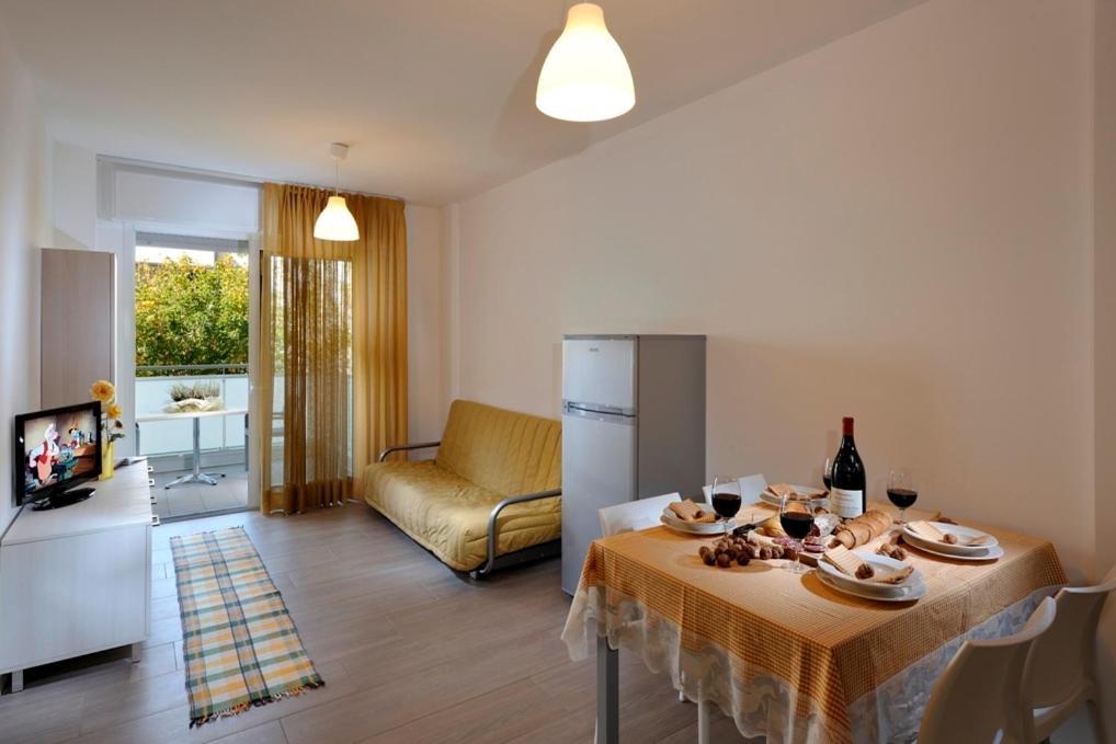 Hotel Luciana Бибионе Екстериор снимка