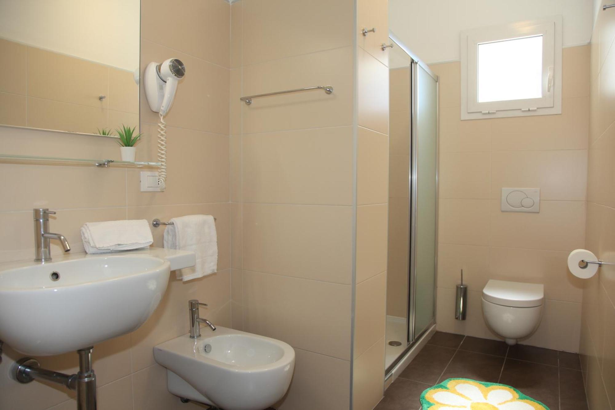 Hotel Luciana Бибионе Екстериор снимка