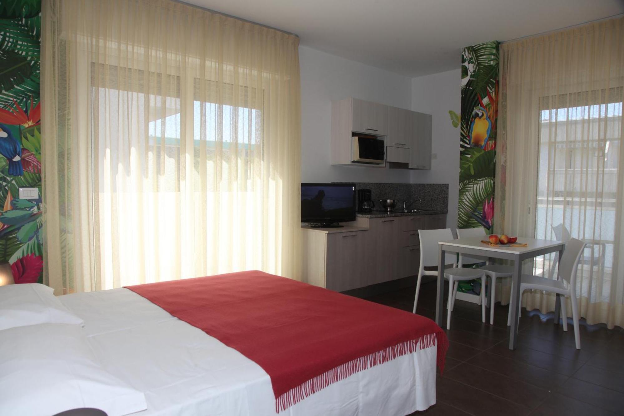 Hotel Luciana Бибионе Екстериор снимка