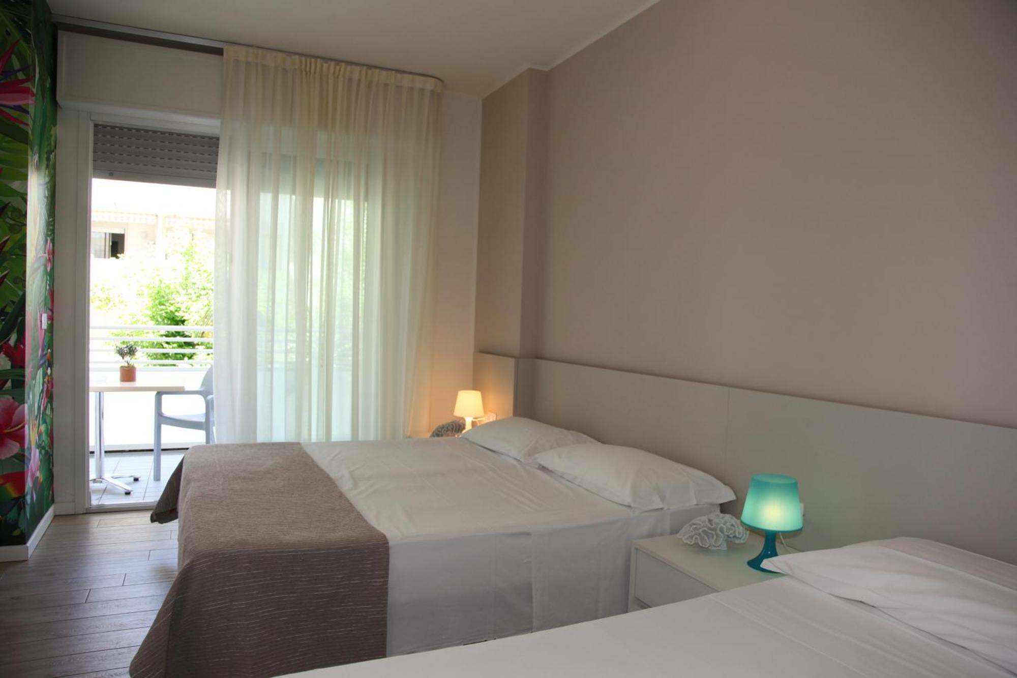 Hotel Luciana Бибионе Екстериор снимка