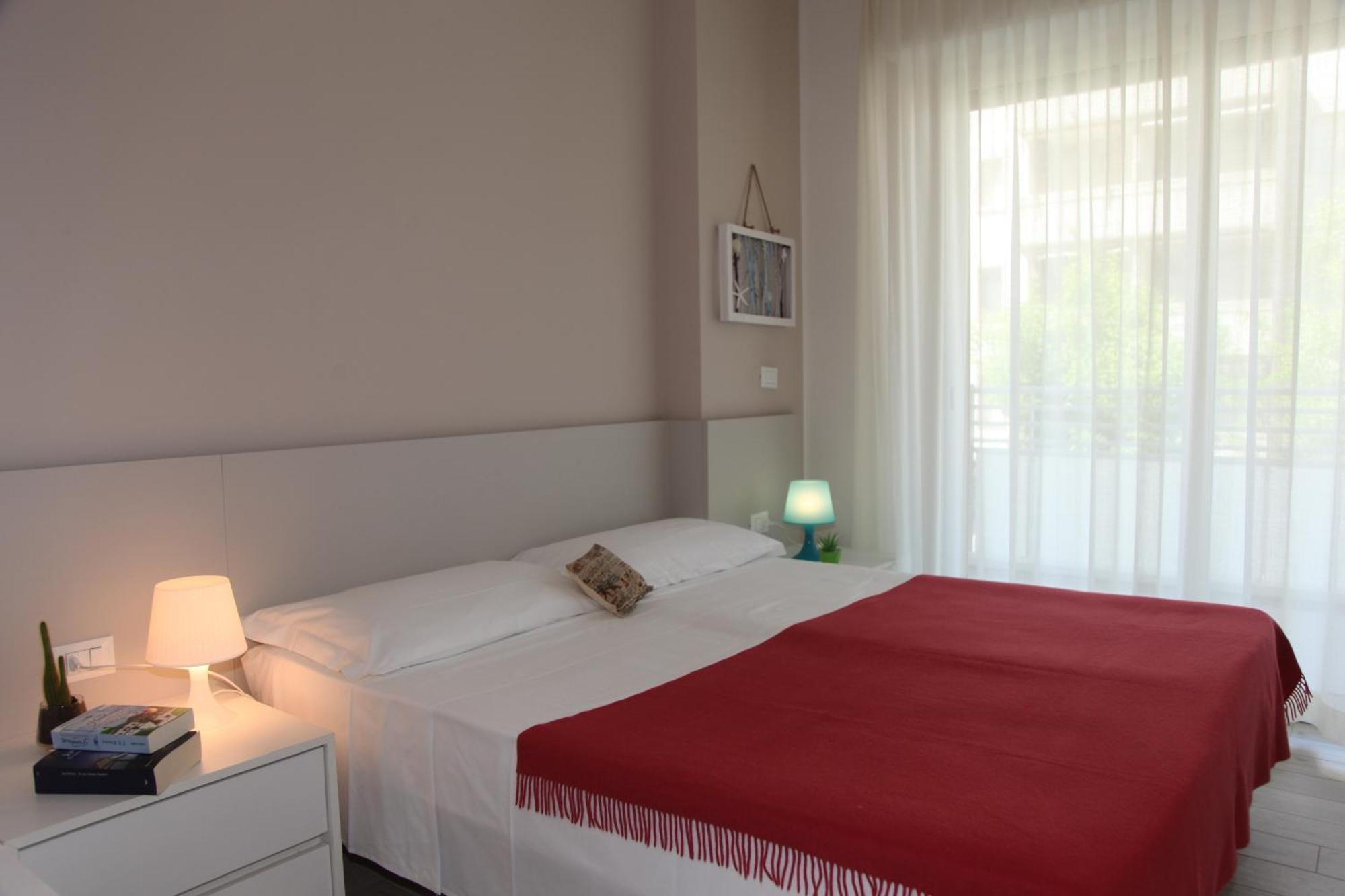 Hotel Luciana Бибионе Екстериор снимка