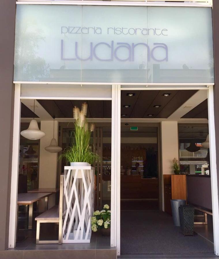 Hotel Luciana Бибионе Екстериор снимка