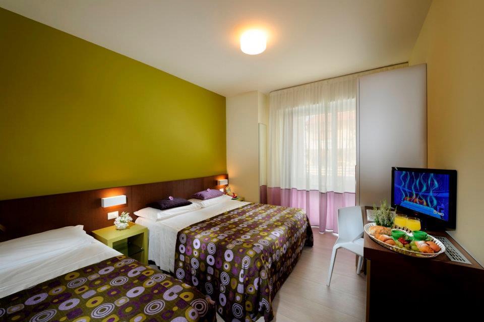 Hotel Luciana Бибионе Екстериор снимка