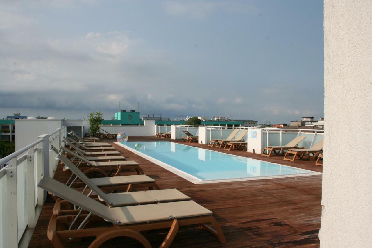 Hotel Luciana Бибионе Екстериор снимка